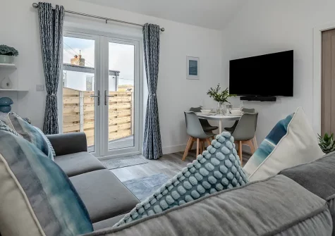 Leven Lodge, Porthleven is a stylish single-storey retreat in the heart of this renowned foodie harbour town. Enjoy soaring vaulted ceilings, contemporary comforts, and a charming two-level courtyard, perfect for unforgettable coastal adventures.
