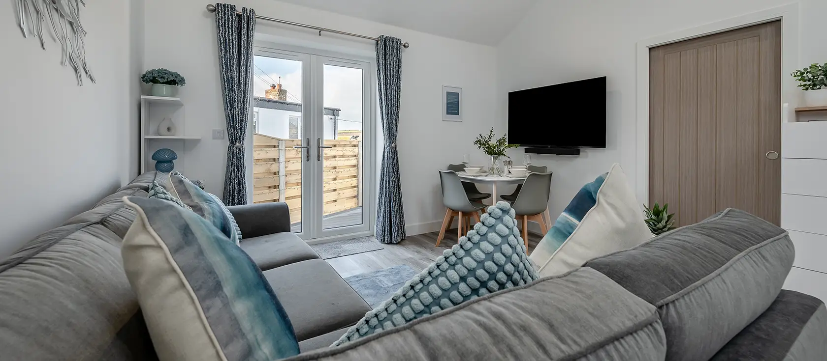 Leven Lodge, Porthleven is a stylish single-storey retreat in the heart of this renowned foodie harbour town. Enjoy soaring vaulted ceilings, contemporary comforts, and a charming two-level courtyard, perfect for unforgettable coastal adventures.