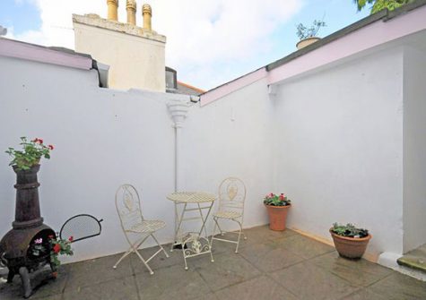 Dine al fresco on the patio @ Lifebuoy Cottage