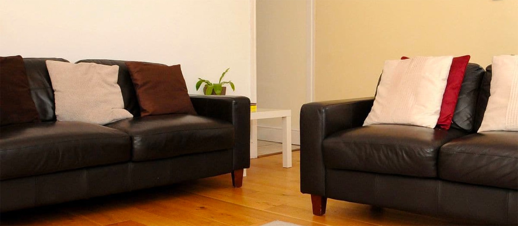 Situated close to the heart of Torquay's bustling harbourside, Lifebuoy Cottage is a cosy two bedroom holiday cottage with a courtyard patio equipped. It is close to all the amenities and attractions, plus a large selection of restaurants.