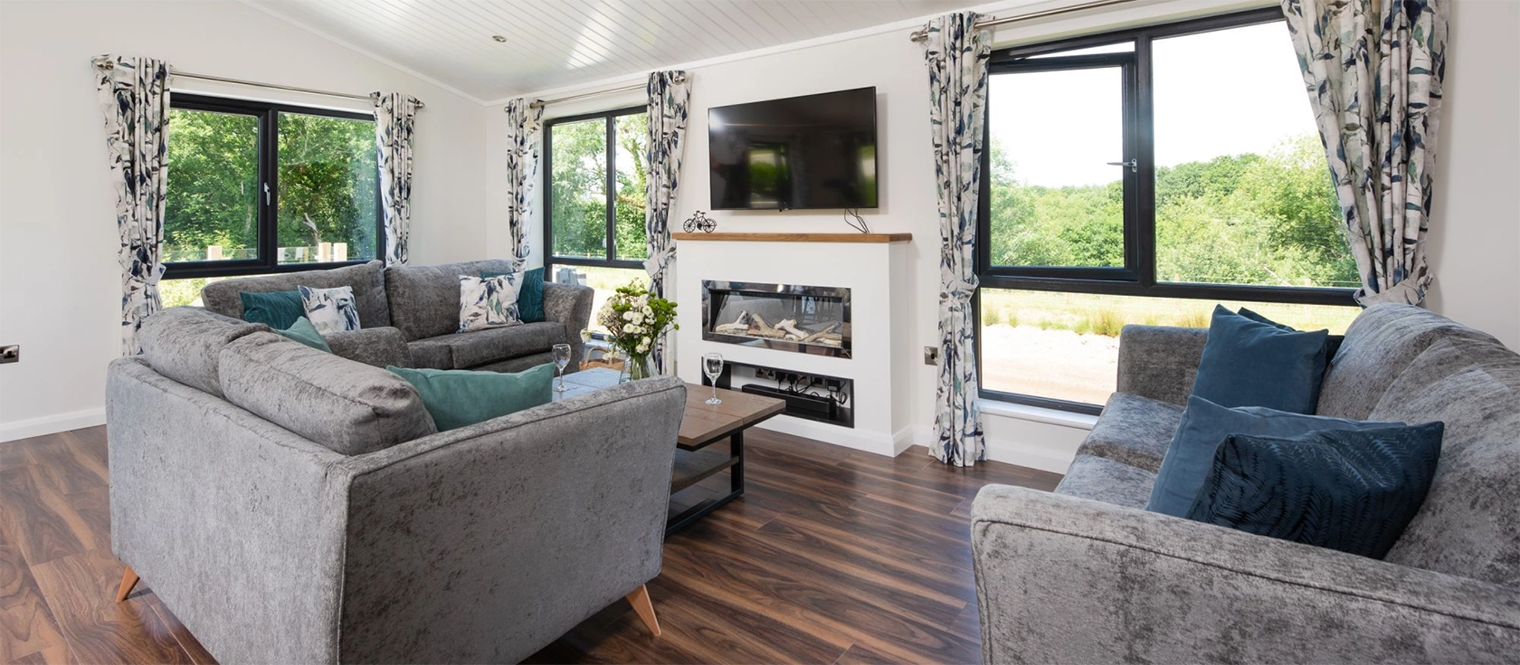 Lilac Lodge, 22 Roadford Lake Lodges, Broadwoodwidger is a luxurious retreat, nestled close to a stunning lake, offering a blend of nature, relaxation, and adventure for families. It has a hot tub, an open-plan living space, and four cosy bedrooms.