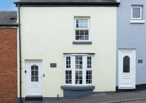 Lilly's Cottage is bright, modern & stylish holiday home set over three floors