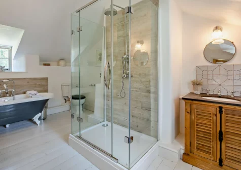 The bathroom at Lilyville at Higher Treyone, Hessenford