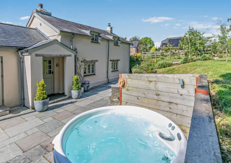 The private hot tub & lawned garden at Lilyville at Higher Treyone, Hessenford