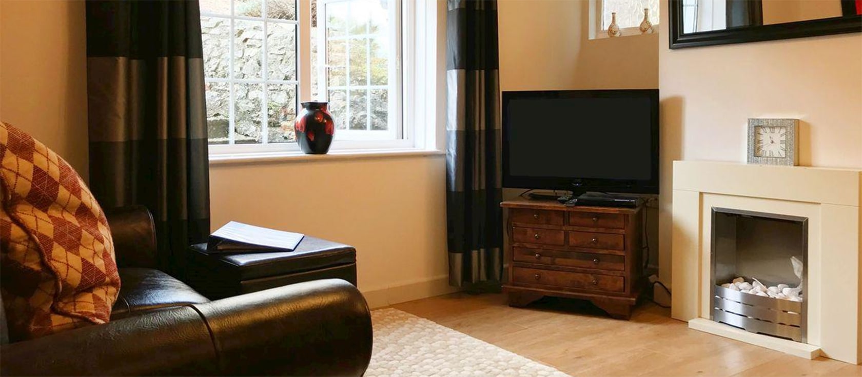Lincombe View, Bedford House Apartments, Torquay has two ensuite kingsize bedrooms, dining kitchen and sitting rooms with cosy electric fireplace. This ground floor flat includes off-road parking & communal gardens. Walk to beach & harbour - just five minutes away.