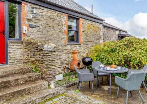 The garden patio, barbecue & alfresco dining area at Linden at South Tofrey Farm, Golant