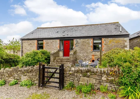 The garden patio, barbecue & alfresco dining area at Linden at South Tofrey Farm, Golant