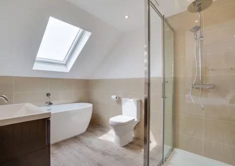 Bedroom #1 en-suite bathroom at Lindos, Looe