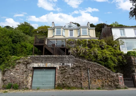 Lindos is an in impressive Victorian house in an outstanding location overlooking the East Looe River