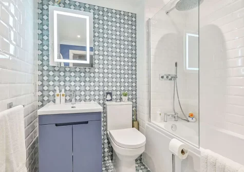 The bathroom at Lisburne Place, Torquay
