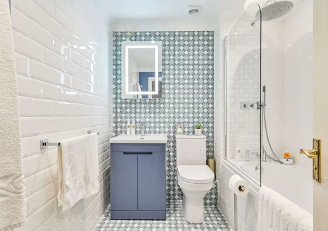 The bathroom at Lisburne Place, Torquay