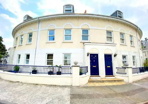 Lisburne Place is a fabulous & stylish three bedroom luxury holiday home in a prime location near Torquay Harbour