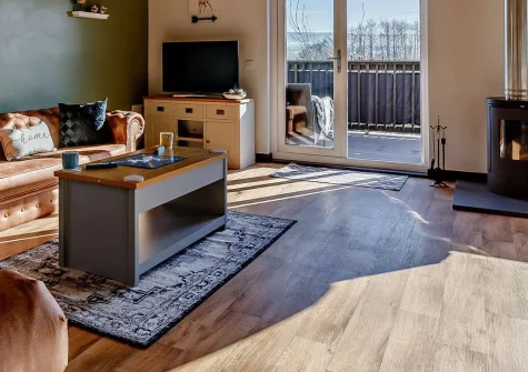 Little Ash Lodge, Fenny Bridges is a delightful two-bedroom riverside lodge with stunning countryside views and woodland walks. Easy access to the Jurassic Coast's beaches and family attractions makes it perfect for memorable seaside holidays.