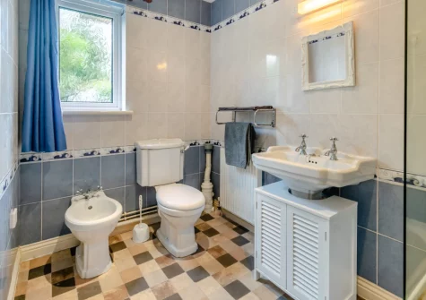 Bedroom #1 en-suite bathroom at Little Birds, St Merryn