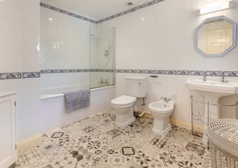 The bathroom at Little Birds, St Merryn