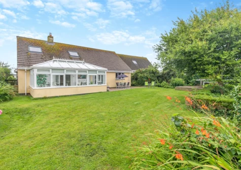 The enclosed lawned garden at Little Birds, St Merryn