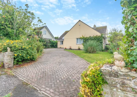 Little Birds is situated within the pretty village of St Merryn and just a few kilometres to many beautiful beaches