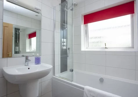 The bathroom at Little Close, Lusty Glaze, Newquay