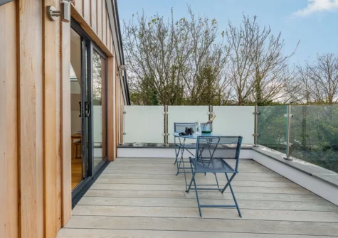 The first floor balcony & outdoor sitting area at Little Eddy, Wembury