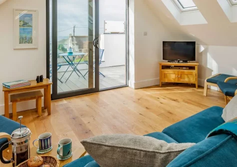 Little Eddy, Wembury is a charming one-bedroom coastal cottage for couples, boasting breathtaking sea views, a glass-fronted balcony, a sun-drenched garden, and superb access to South Devon's finest beaches, towns, and coastal attractions.