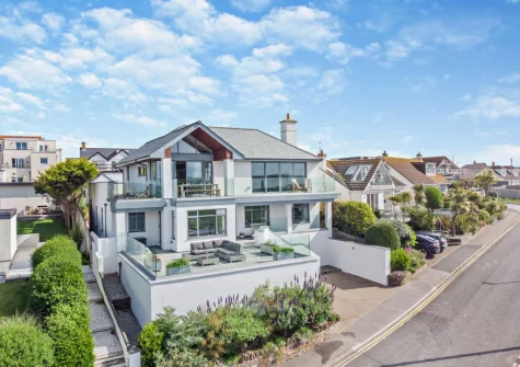 Little Egret View is a stunning property, just a stone's throw from Fistral Beach, overlooking the Gannel Estuary