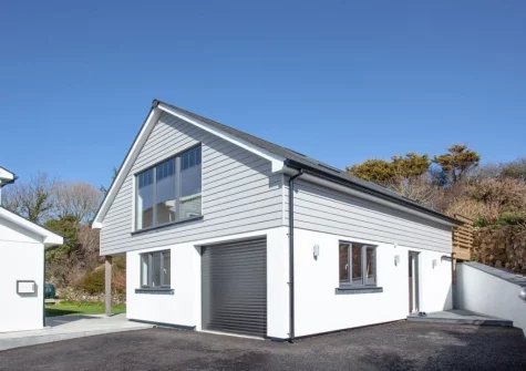 Little Foxes is a lovely reverse-level house in a fantastic coastal location, conveniently located for the South West Coast Path