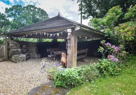 The covered barbecue & alfresco dining area at Little Landlake, South Petherwin