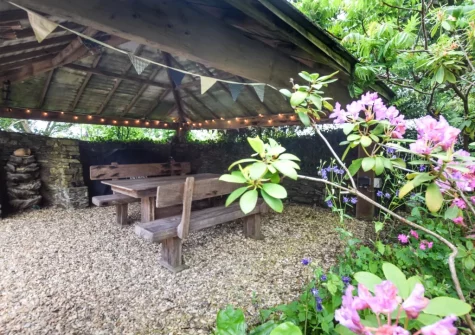 The covered barbecue & alfresco dining area at Little Landlake, South Petherwin