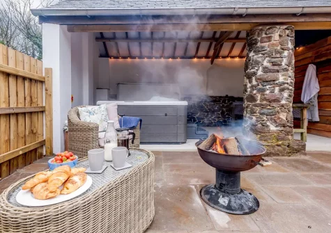 The outdoor sitting area at Little Marland Barn, Petrockstowe
