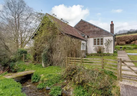 Little Oak Cottage is located in a peaceful setting surrounded by open fields, woodland and a stream