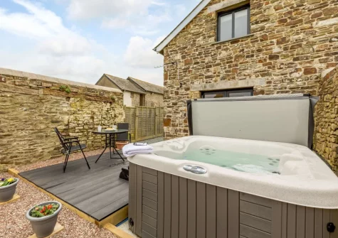 The decked patio, outdoor sitting area &hot tub at Little Owl Cottage, Langridge
