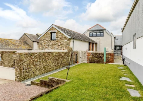 Little Owl Cottage is a delightful two storey barn conversion, perfectly situated on a peaceful smallholding with racehorses, sheep and chickens