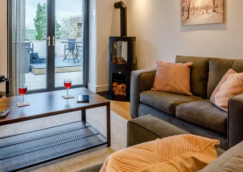 Little Owl Cottage, Langridge is a charming barn conversion nestled on a peaceful smallholding with a private hot tub. Perfect for couples and families seeking relaxation amidst North Devon's scenic beauty and nearby coastal attractions.