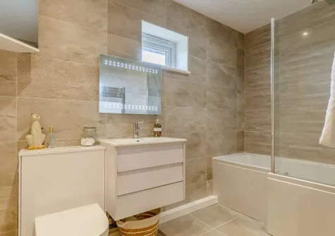 Bedroom #1 en-suite bathroom at Little Owls Barn, Tideford Cross