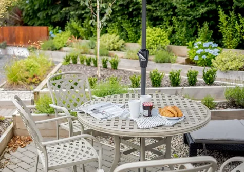 The outdoor sitting area & front garden at Little Owls Barn, Tideford Cross