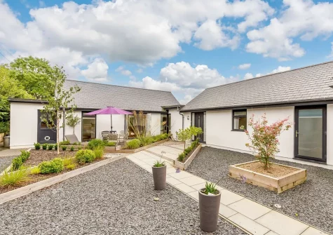 The outdoor sitting area & front garden at Little Owls Barn, Tideford Cross