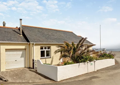 Little Pebble is a charming bungalow with views out to sea from the kitchen & dining area