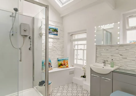 The bathroom at Little Puffins, Appledore