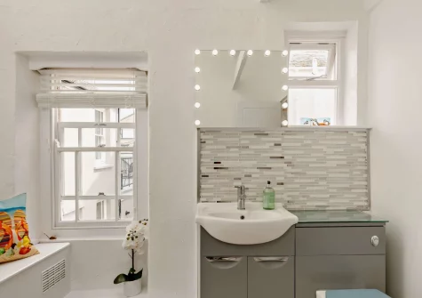 The bathroom at Little Puffins, Appledore