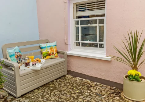 The courtyard & outdoor sitting area at Little Puffins, Appledore