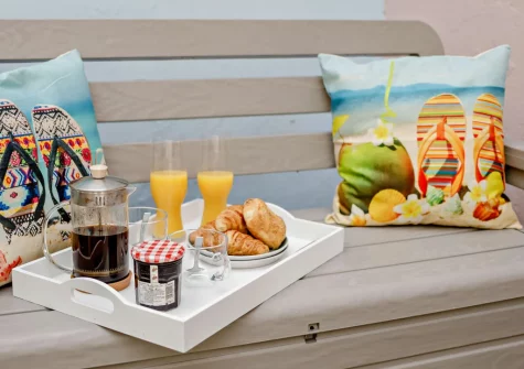 The courtyard & outdoor sitting area at Little Puffins, Appledore