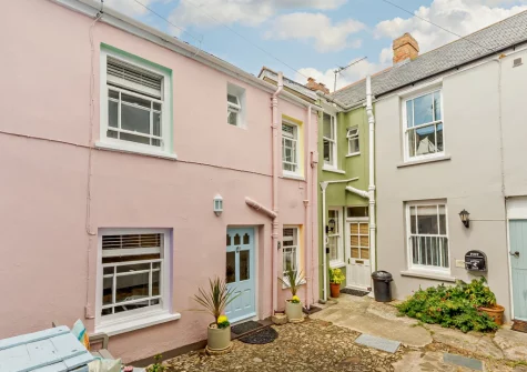 Little Puffins is one of only three Heritage 'court' cottages in the charming fishing village of Appledore