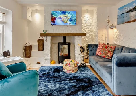 Little Puffins, Appledore, is a beautifully restored one-bedroom Heritage cottage nestled in a quiet cobbled courtyard, just a stroll from the quayside, galleries, craft shops, and North Devon's stunning coastline. Perfect for a romantic escape.
