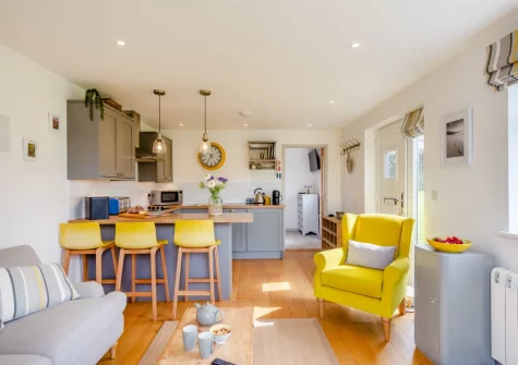 The living area & kitchen with breakfast bar dining area at Little Seaward, Boscastle