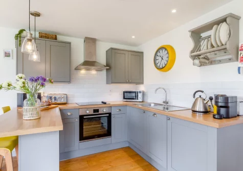 The kitchen & breakfast bar dining area at Little Seaward, Boscastle