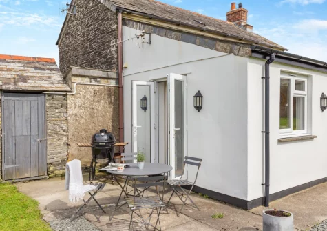 The barbecue, outdoor sitting area & lawned garden at Little Seaward, Boscastle