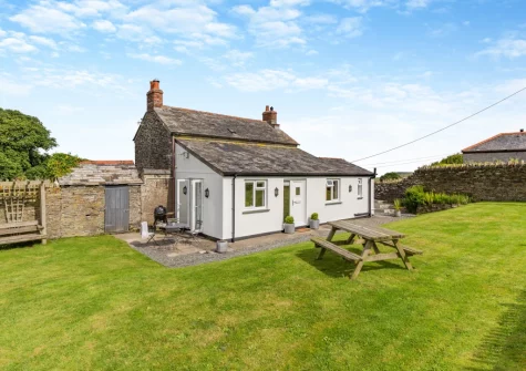 The barbecue, alfresco dining area & lawned garden at Little Seaward, Boscastle