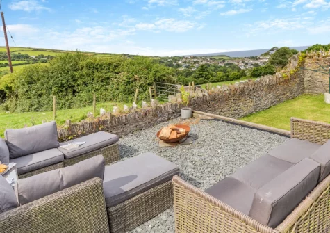 The outdoor sitting area & lawned garden at Little Seaward, Boscastle
