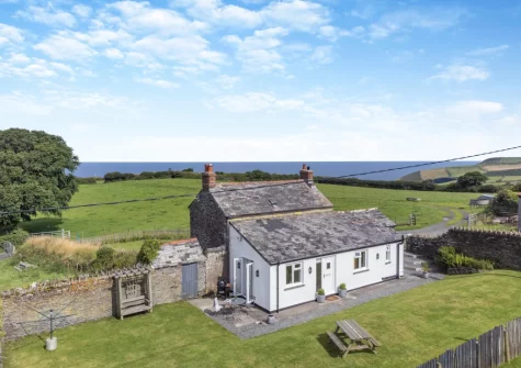 Little Seaward is a bright & contemporary cottage situated on a working National Trust farm, just over a kilometre from the village of Boscastle