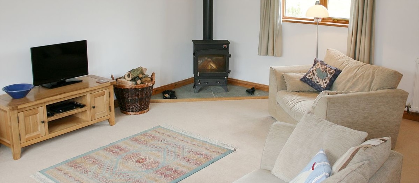 Little Shelvin Farm Cottage, Luppitt is a well-appointed two bedroom cottage with comfy furnishings & games room. Dine al fresco overlooking the garden & explore the 30-acre sheep farm. Perfect for Dartmoor walks or exploring the Blackdown Hills Area of Outstanding Natural Beauty.